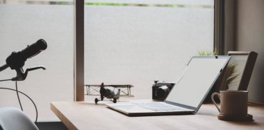 Dizüstü bilgisayar ile rahat fotoğrafçı işyeri,