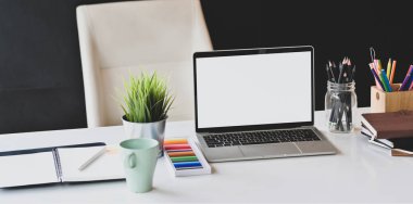 Açık boş ekran dizüstü bilgisayar ve ofis supp ile Tasarımcı işyeri