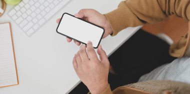 Boş ekran akıllı telefona dokunan erkek ellerinin yakın çekim görünümü 