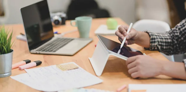 Vista ritagliata del giovane graphic designer che scrive la sua idea — Foto Stock