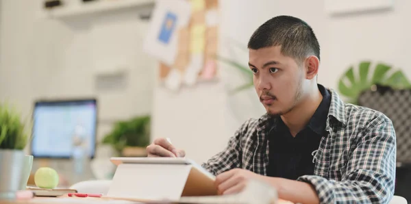 Jonge slimme grafisch ontwerper die aan het project werkt — Stockfoto