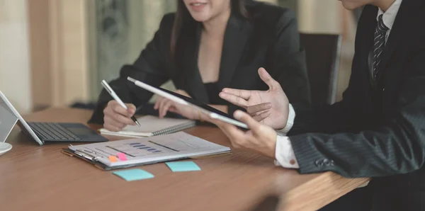 Imprenditrice che spiega i suoi concetti di idea al suo collega di lavoro maschile — Foto Stock