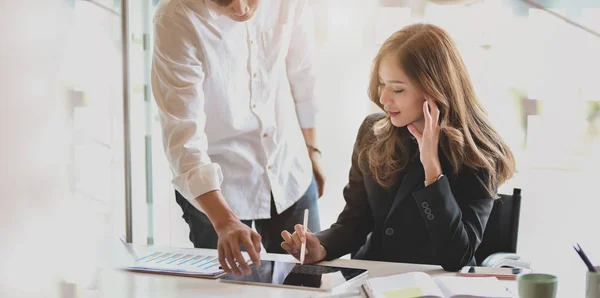 Professioneel zaken team dat de projecten uitwisselt — Stockfoto