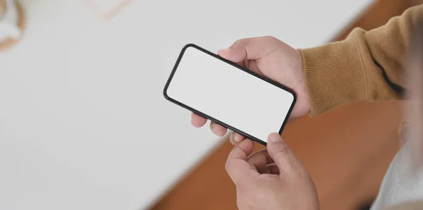 Närbild av man händer håller blank skärm smartphone — Stockfoto