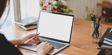 Projesi üzerinde çalışan iş kadınının yakın görünümü 