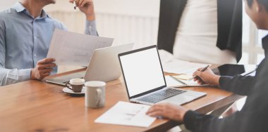 Birlikte proje üzerinde çalışan bir grup iş adamı 