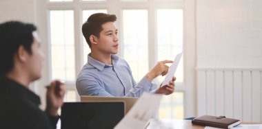 Profesyonel işadamı onun iş arkadaşı th sunan dinliyor