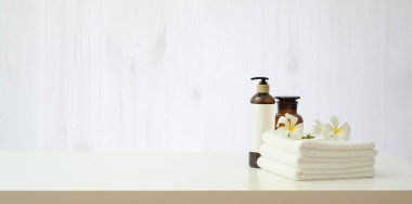 Plumeria çiçek ve uçucu yağ şişesi ile Spa ayarı