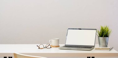 Açık boş ekran dizüstü bilgisayarile basit ev-ofis 