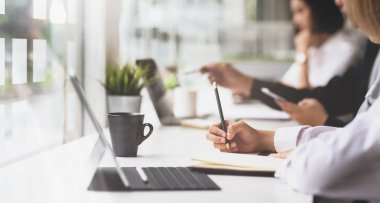 İş kadını elini not defterine planını yazıyor 