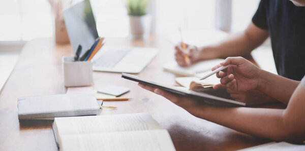 Крупный план университетских студентов, работающих над своей группой proj
