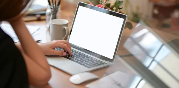 Vue recadrée de la femme d'affaires professionnelle tapant sur ordinateur portable comp — Photo