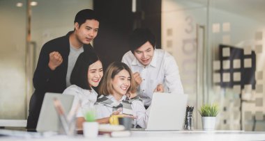 İş ekibi iyi haber aldıktan sonra mutlu hissediyor 