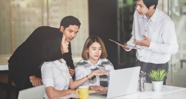 Stratejilerini hazırlayan dört genç profesyonel başlangıç üyesi