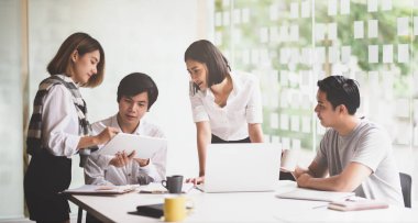 Bir grup genç başlangıç ekibi planlarını beyin fırtınası