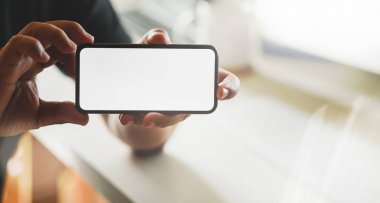 İş adamı akıllı telefondan önemli bilgileri nasıl