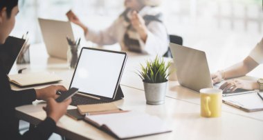 Yeni konuları tartışan genç akıllı iş ekibi 