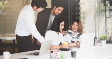 Genç çalışkan iş ekibi orada fikir alışverişi