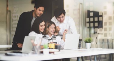 İş ekibi iyi haber aldıktan sonra heyecanlanıyor 