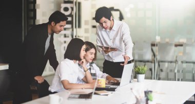 Stratejilerini planlayan başlangıç ekibi grubu 