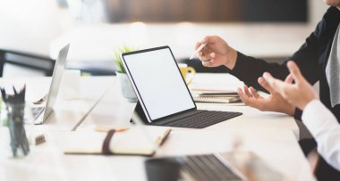 Başarılı işadamı fikir alışverişi 