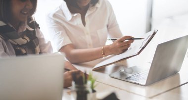 Fikir kavramlarını iş arkadaşına açıklayan kadın startup