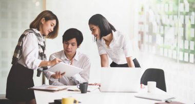 İş ekibi fikir kavramları brifing