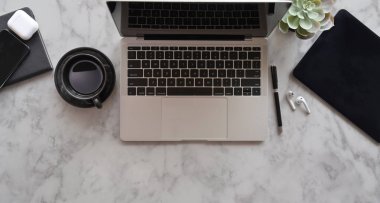 Ofis malzemeleri ile açık dizüstü bilgisayar 