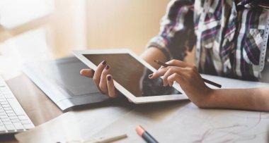 Fikir kavramları üzerinde çalışan başarılı genç tasarımcı 