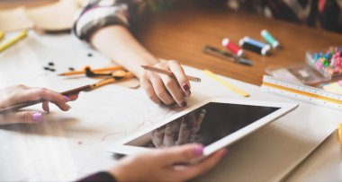 Fikirlerini iş arkadaşlarına sunan tasarımcı 