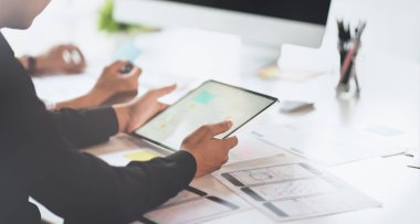 Kavramları planlayan ui grafik tasarımcı ekibi 