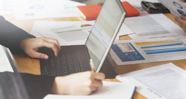 Pazarlama planı üzerinde çalışan iş kadını