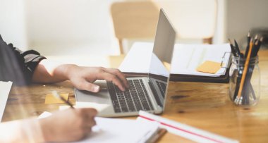 Bir sonraki seminer için projeleri üzerinde çalışan işadamı 