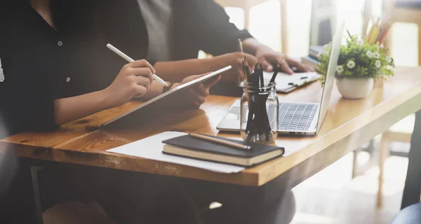 Vista de primer plano del equipo de negocios escribiendo sus ideas en tableta — Foto de Stock