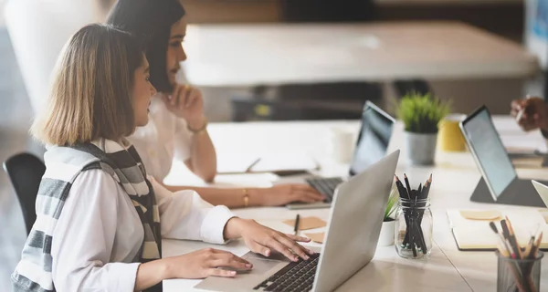 Unga vackra Startup medlemmar granska begrepp — Stockfoto