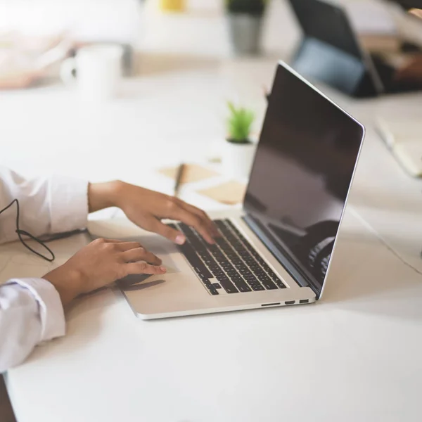 Imprenditrice professionista che lavora al suo progetto — Foto Stock