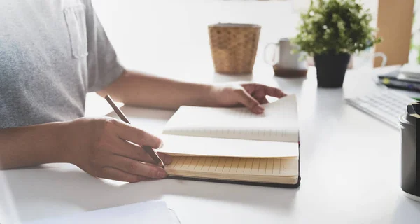 Člověk si píše myšlenky na notebook — Stock fotografie