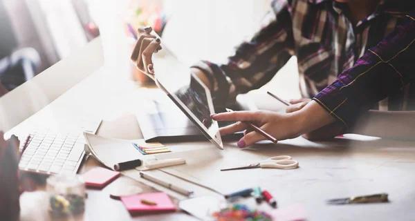 Kvinnliga designers brainstorming sina idéer — Stockfoto