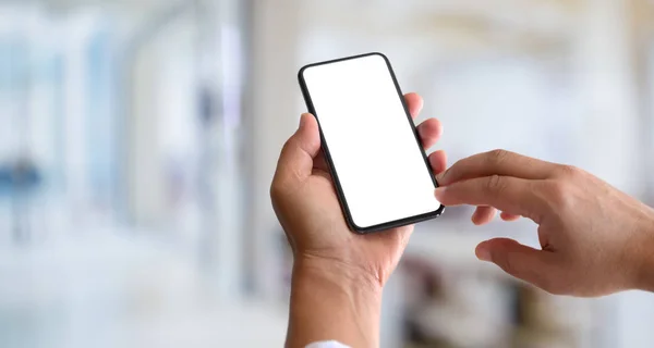 Vista cortada das mãos do homem segurando smartphone tela em branco — Fotografia de Stock