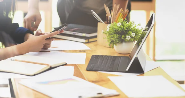 Joven equipo profesional de negocios preparando su estrategia — Foto de Stock