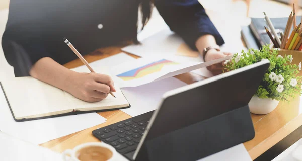 Zakenvrouw die het statistiek plan samenvat — Stockfoto