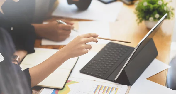 Zakenvrouw die haar idee concepten aan haar medewerker uitlegt — Stockfoto