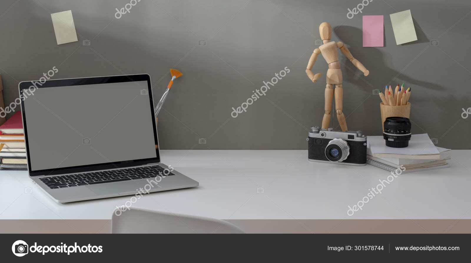 Local de trabalho confortável com laptop aberto e câmera vintage com c —  Foto © BongkarnGraphic #301578744, image size:1600x896