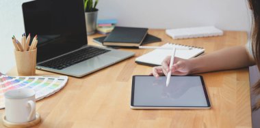 Genç tutkulu kadın serbest tablet üzerine fikrini yazma 