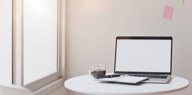 Coff ile en az işyerinde boş ekran dizüstü bilgisayar açın