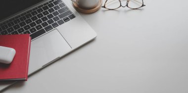 Ofis malzemeleri ve fotokopi alanı ile trendy işyeri üst görünümü