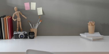 Vintage kamera, dekorasyon ve fotokopi alanı ile modern işyeri