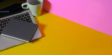 Dizüstü bilgisayar, kahve fincanı ve 