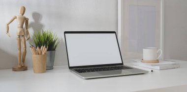 Açık boş ekran dizüstü bilgisayar compu ile modern rahat işyeri