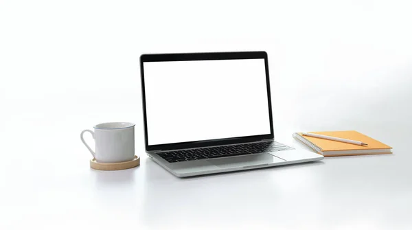 Κομψό ελάχιστο χώρο εργασίας με ανοιχτό φορητό υπολογιστή με κενή οθόνη με WHI — Φωτογραφία Αρχείου